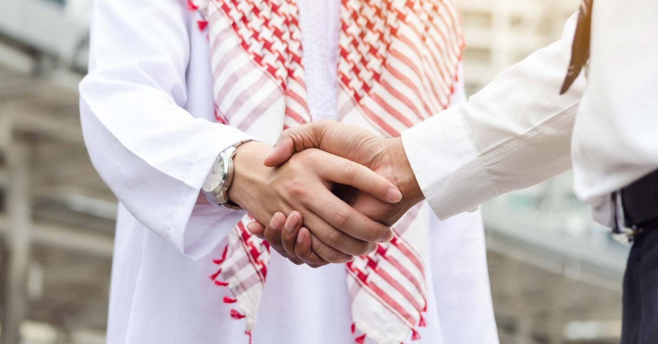 saudi-car-shake-hands-01